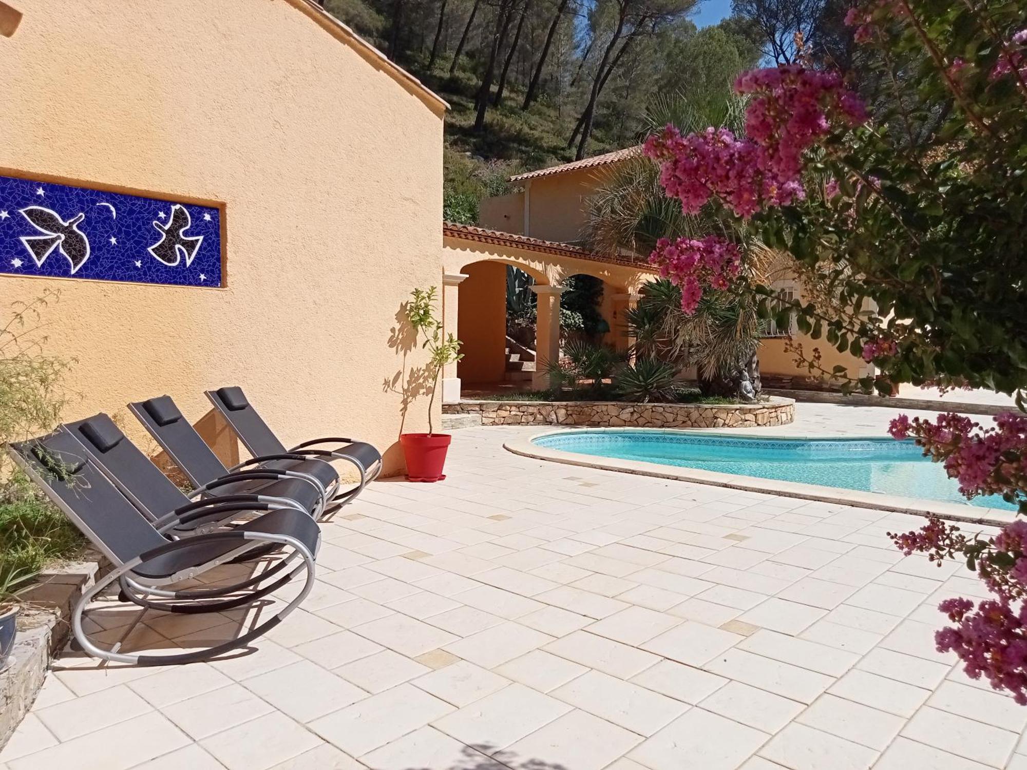 Les Restanques - Chambre D'Hotes Cuges-les-Pins Exterior photo